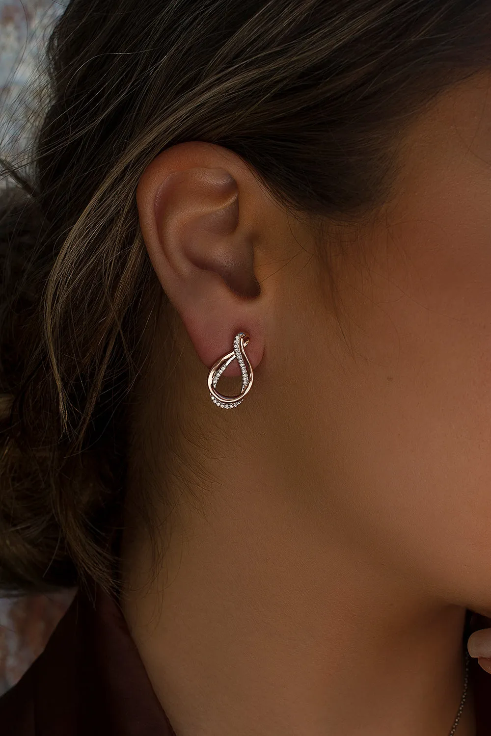 Pendientes bicolor plata motivo curvilíneo de circonita
