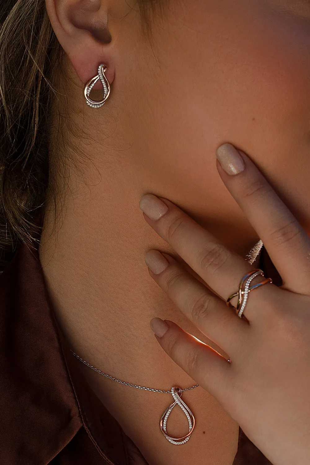 Pendientes bicolor plata motivo curvilíneo de circonita