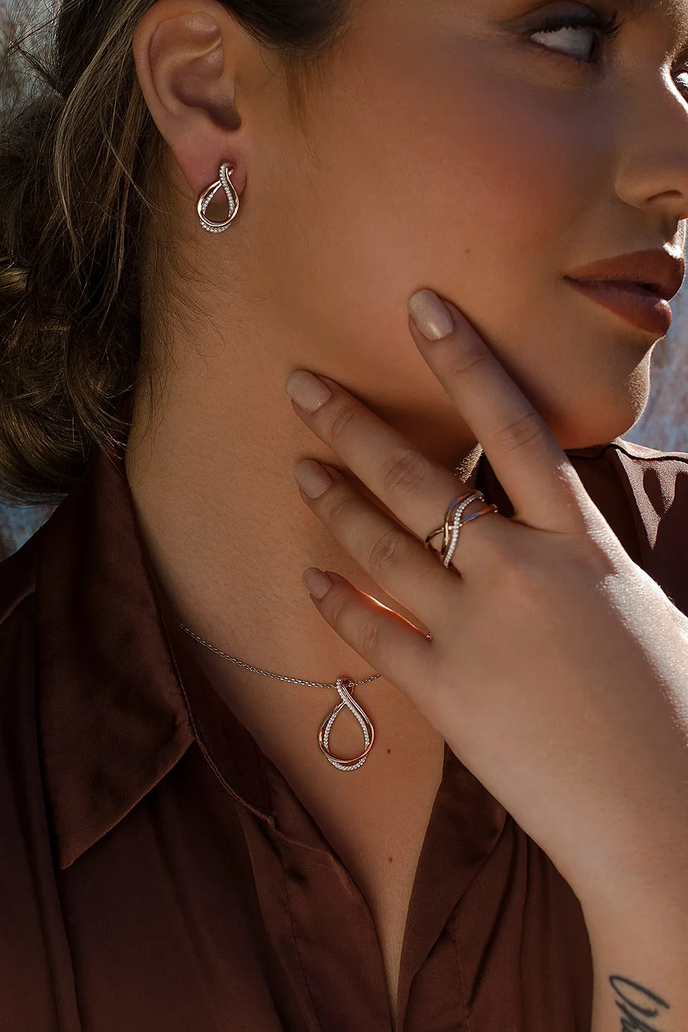 Pendientes bicolor plata motivo curvilíneo de circonita