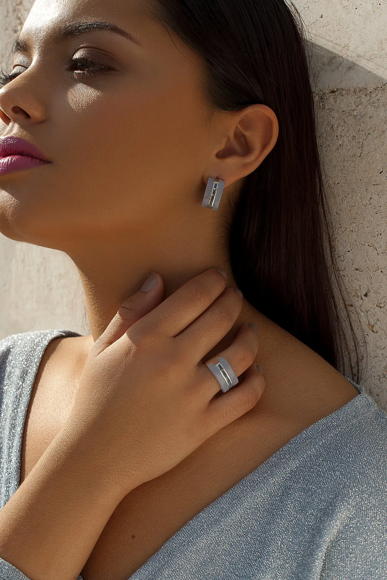 Pendientes cierre omega diseo resina y gemas lilas