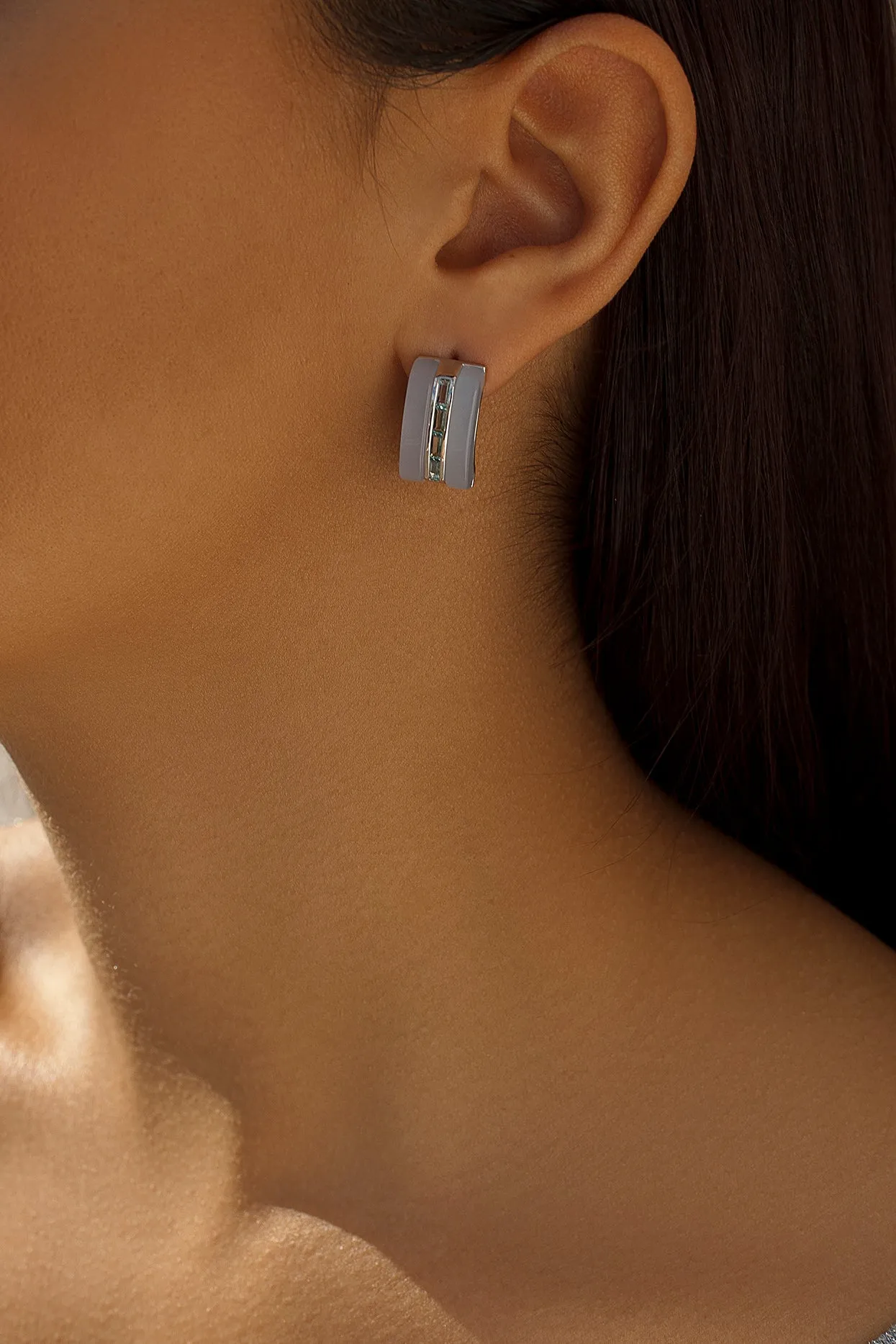Pendientes cierre omega diseo resina y gemas lilas