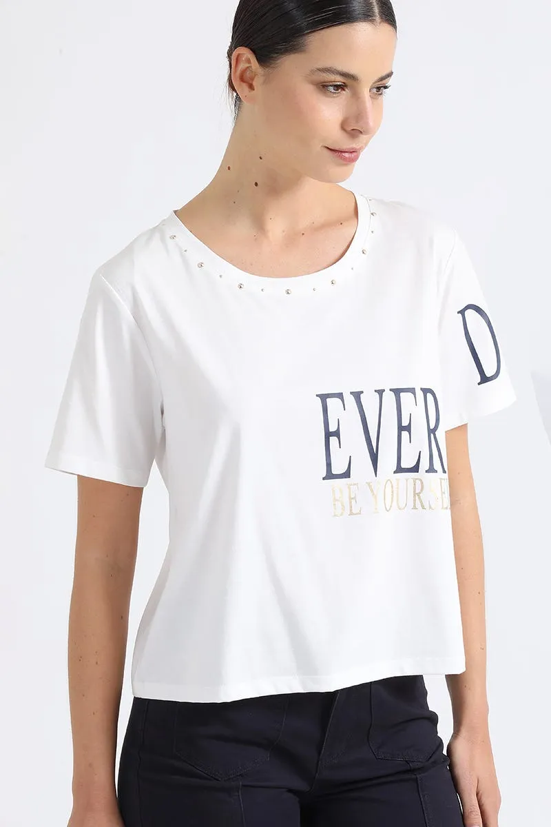 POLERA APLICACIÓN TACHAS Y ESTAMPADO TEXTO, CRUDO