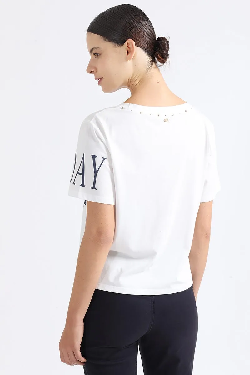 POLERA APLICACIÓN TACHAS Y ESTAMPADO TEXTO, CRUDO