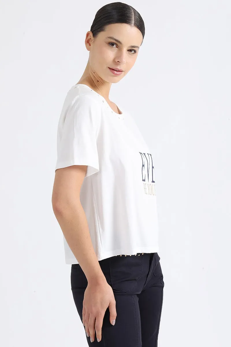 POLERA APLICACIÓN TACHAS Y ESTAMPADO TEXTO, CRUDO