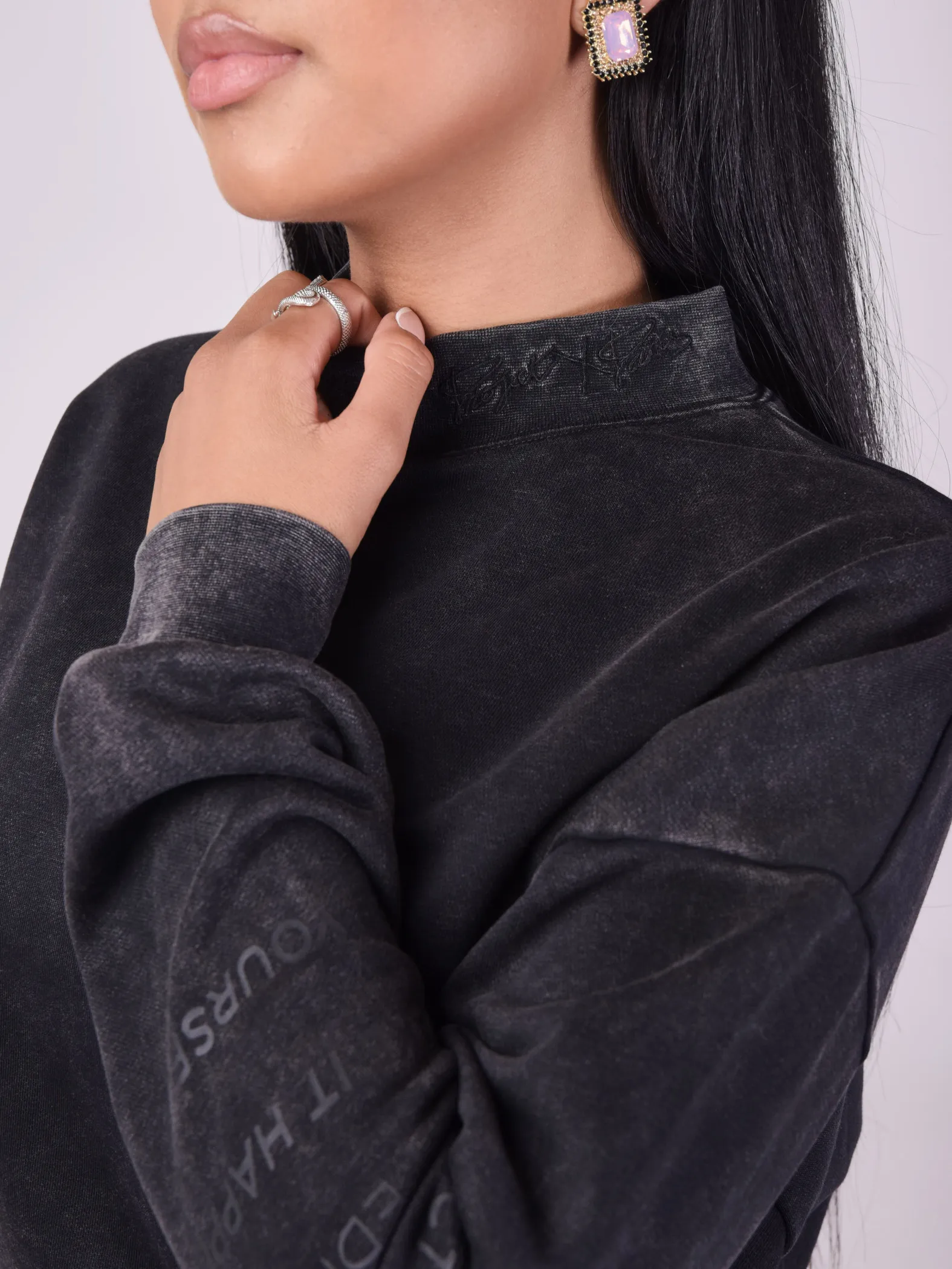 Sudadera desteñida de cuello alto