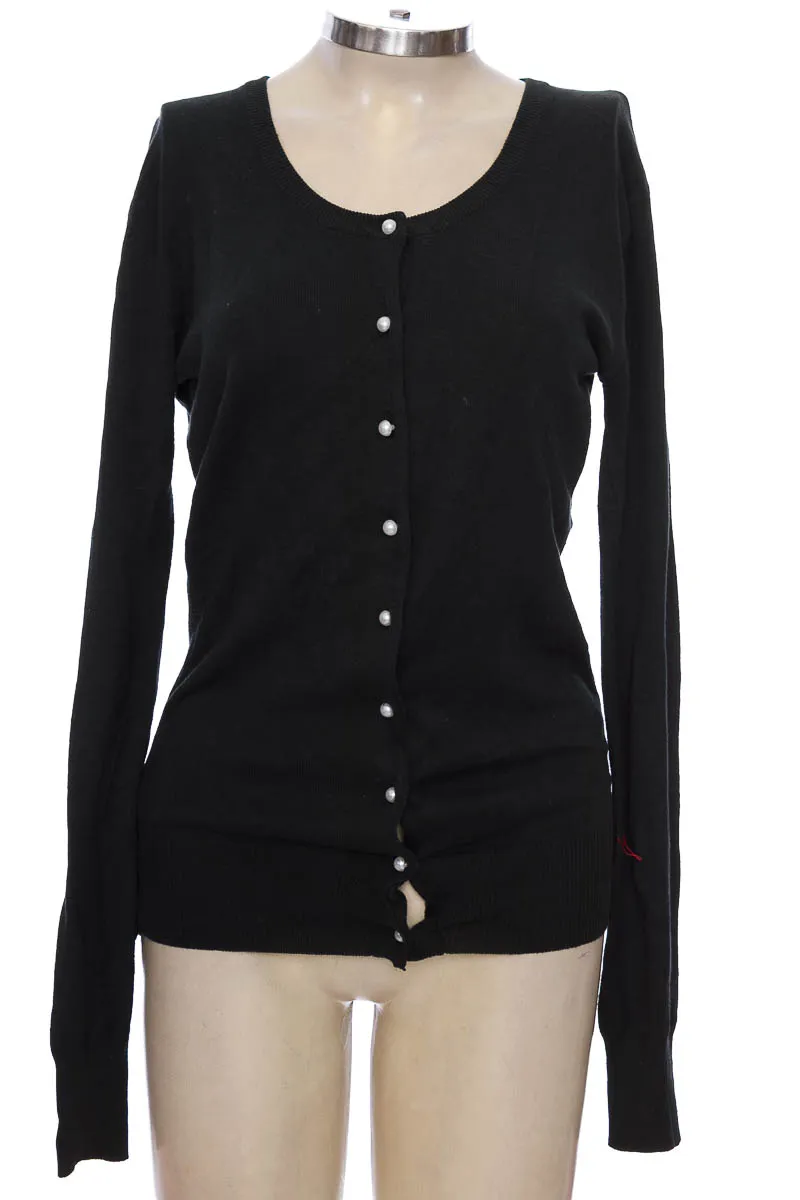 SWEATER COLOR NEGRO  CLOSEANDO