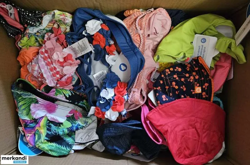 Trajes de baño, gorros y pantuflas
