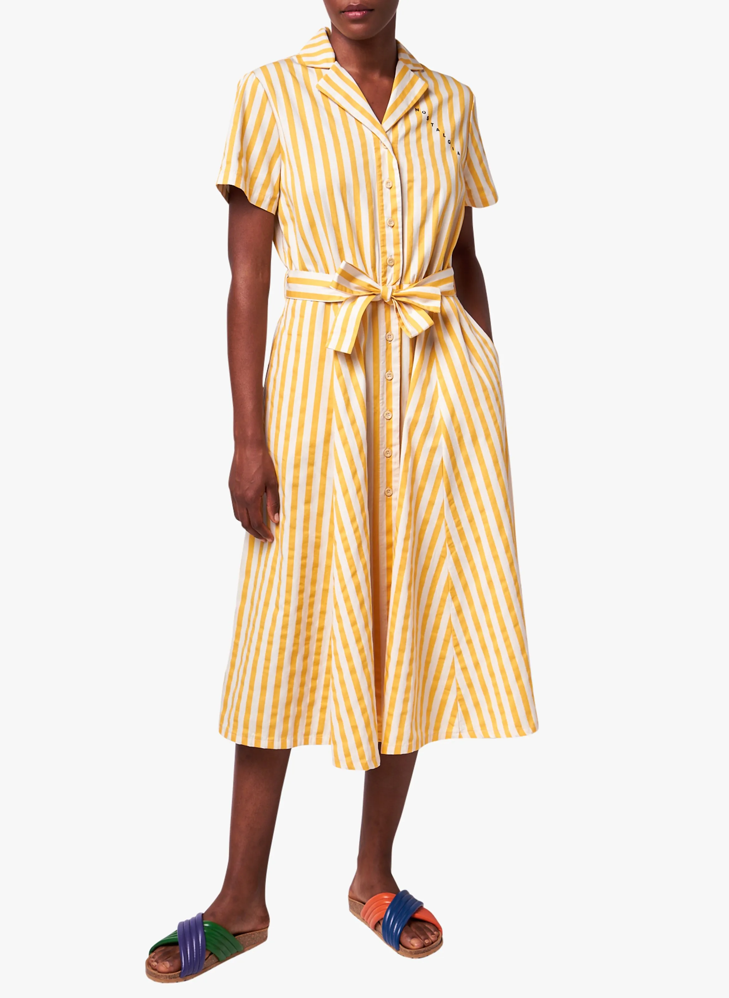 Vestido midi de algodón orgánico a rayas con cuello sastre en blanco