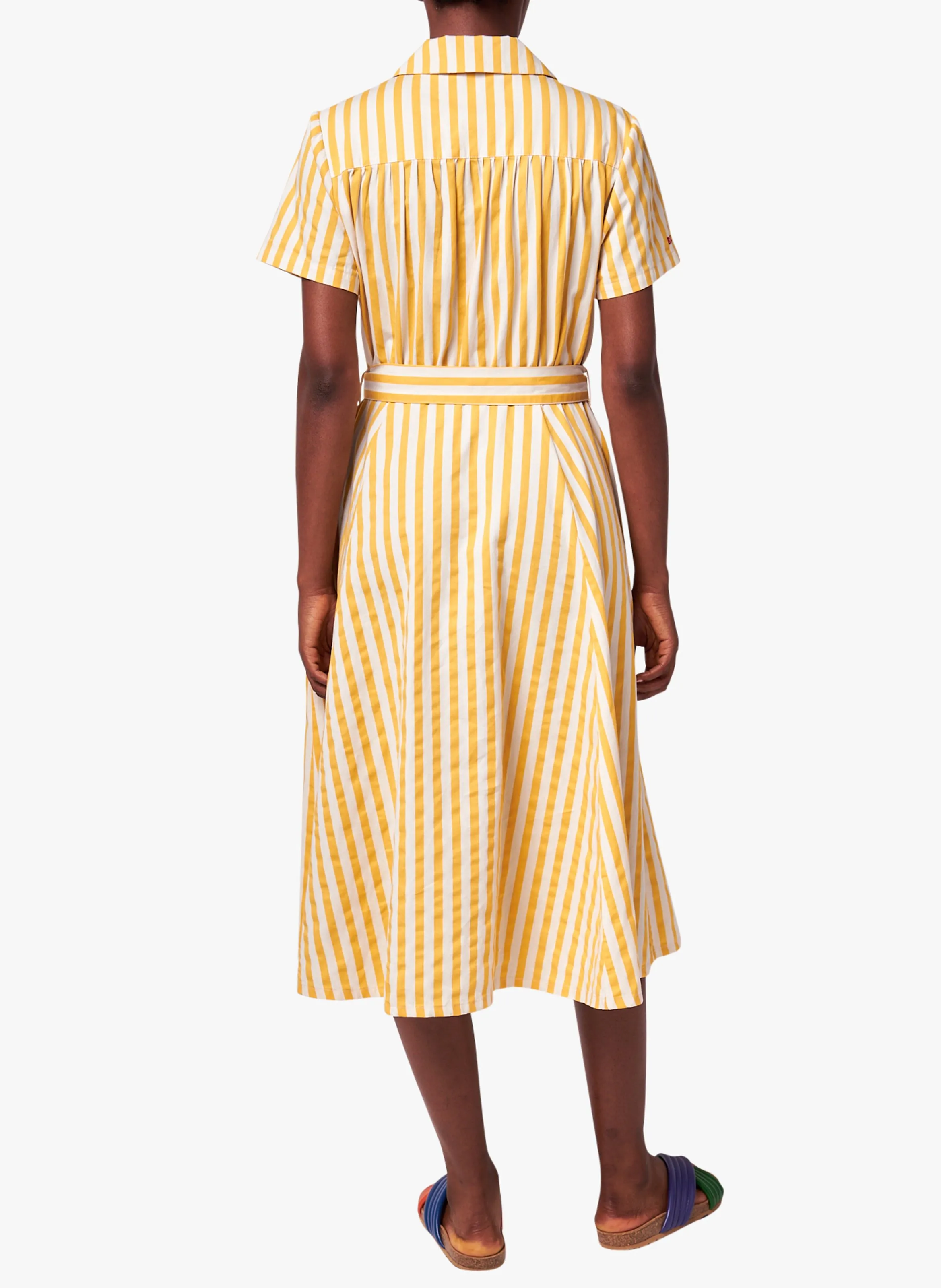 Vestido midi de algodón orgánico a rayas con cuello sastre en blanco