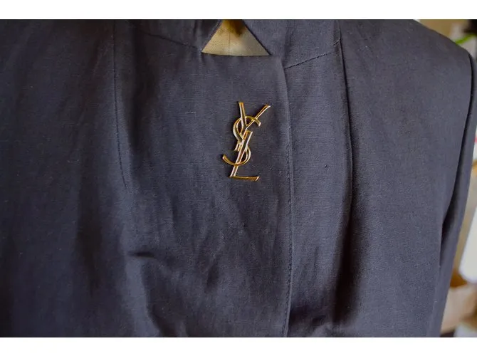 Yves Saint Laurent Broche Dorado 