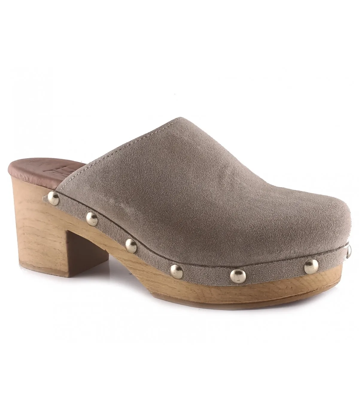 Zueco de tacón con tachas en serraje beige